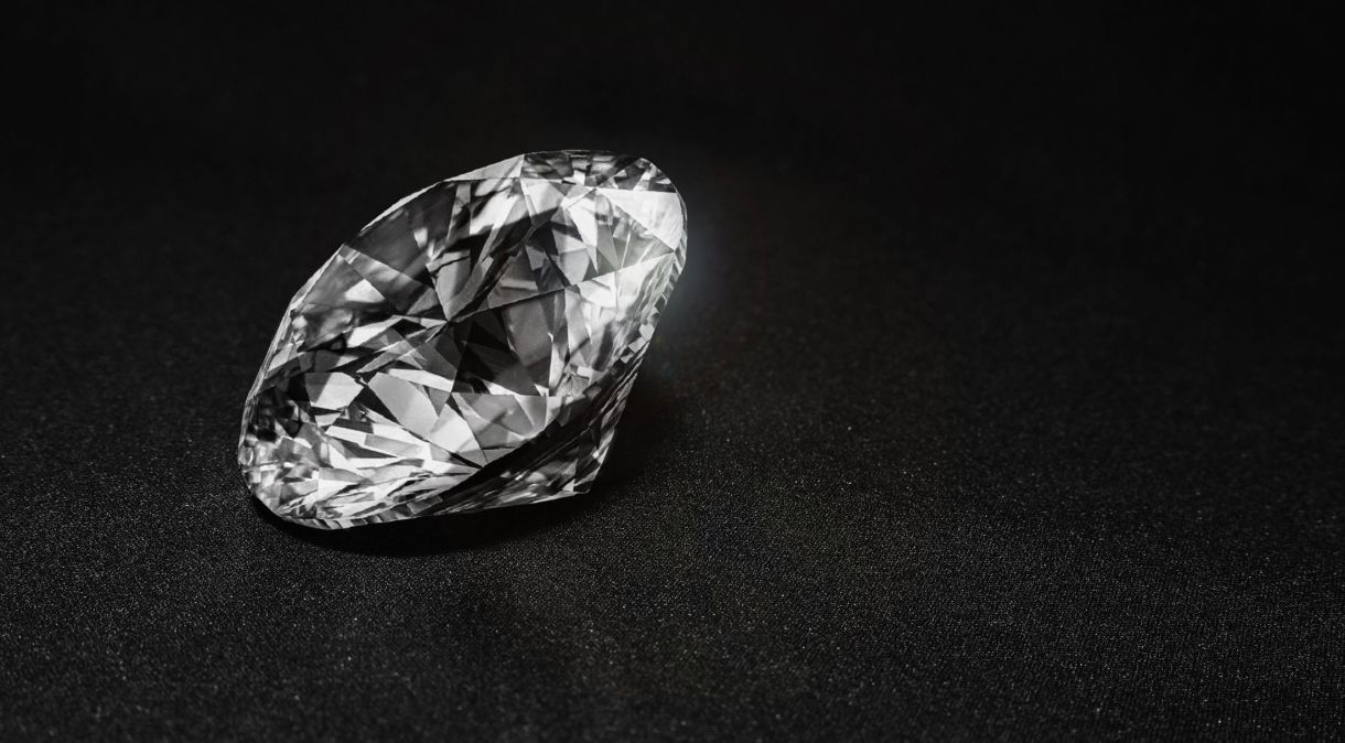 Close-up de diamante na mesa