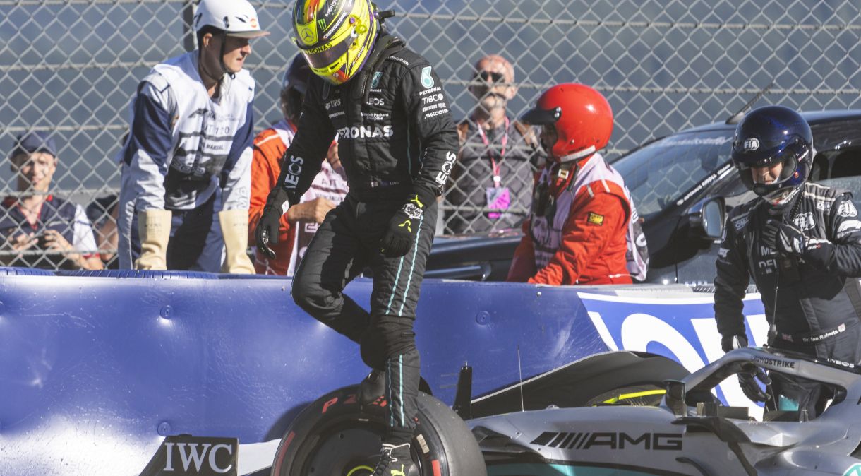 Piloto Lewis Hamilton, da Mercedes, deixa o carro após bater em treino classificatório na Áustria