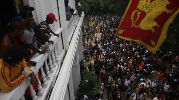 Manifestantes invadiram a residência oficial do presidente do país; casa do primeiro-ministro foi incendiada 