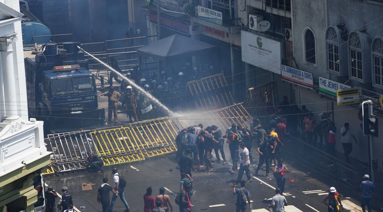 A polícia disparou água e gás lacrimogêneo para dispersar manifestantes reunidos em uma rua que leva à residência oficial do presidente, contra o presidente do Sri Lanka, Gotabaya Rajapaksa, enquanto exigia sua renúncia, em meio à crise econômica do país, em Colombo, Sri Lanka, 09 de julho de 2022.