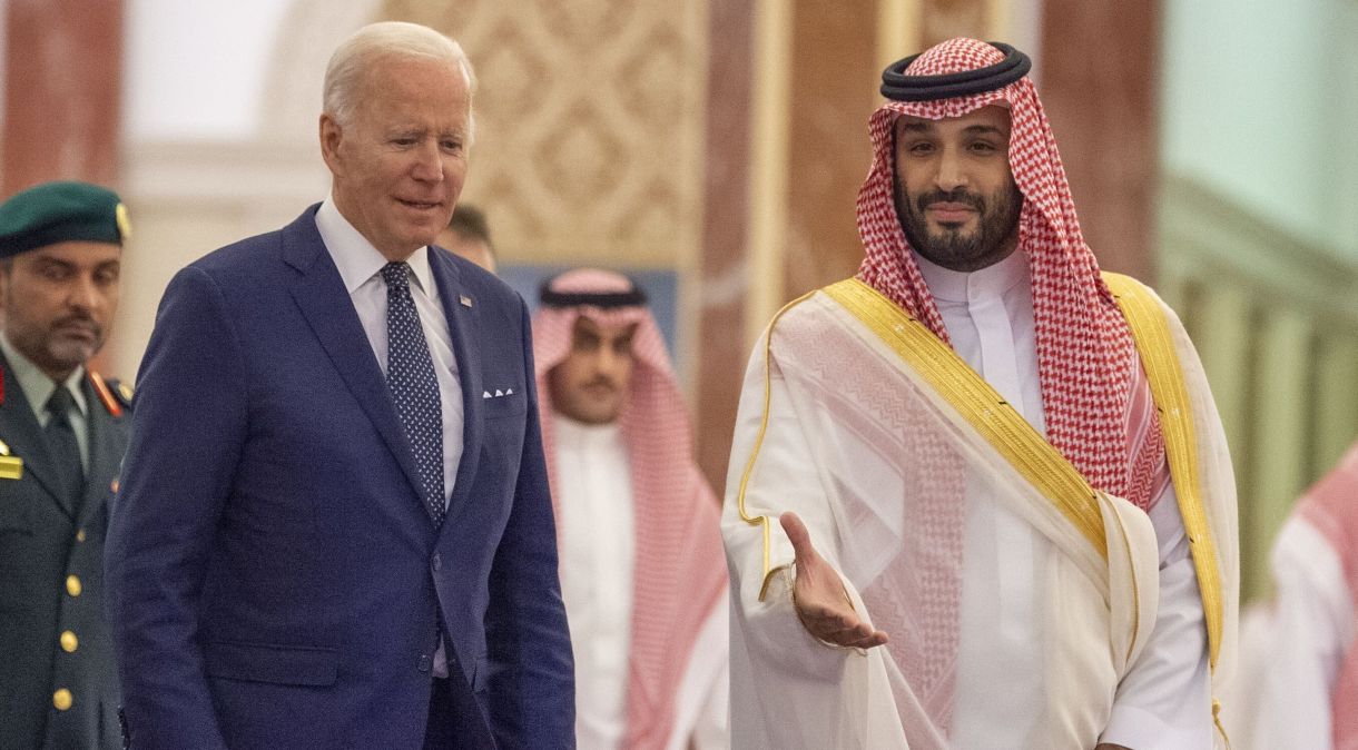 O presidente dos EUA, Joe Biden, sendo recebido pelo príncipe herdeiro da Arábia Saudita, Mohammed bin Salman, no Alsalam Royal Palace em Jeddah, Arábia Saudita em 15 de julho de 2022