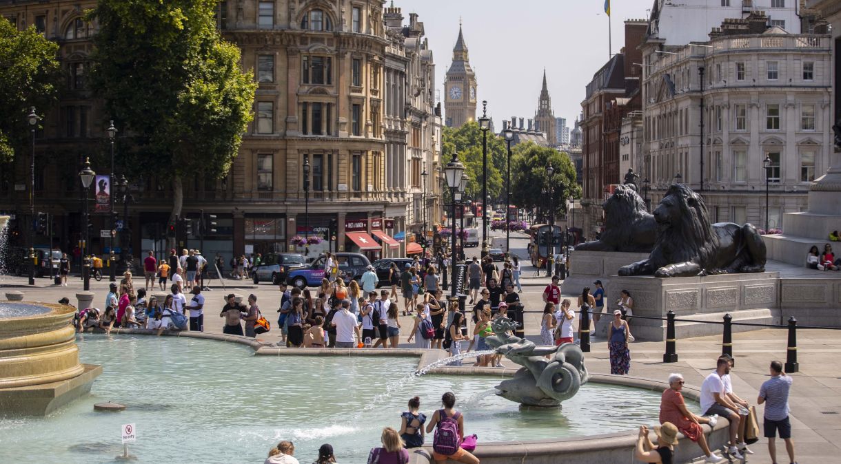 Pessoas se refrescam perto da fonte da Trafalgar Square durante onda de calor que atingiu Londres, no Reino Unido, em 18 de julho de 2022