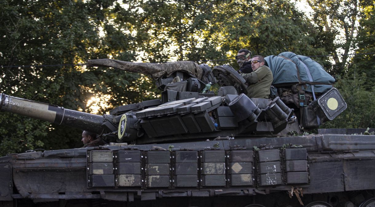 Um caminhão transportando um tanque pertencente às forças ucranianas enquanto a guerra Rússia-Ucrânia continua em Kramatorsk, Donetsk.
