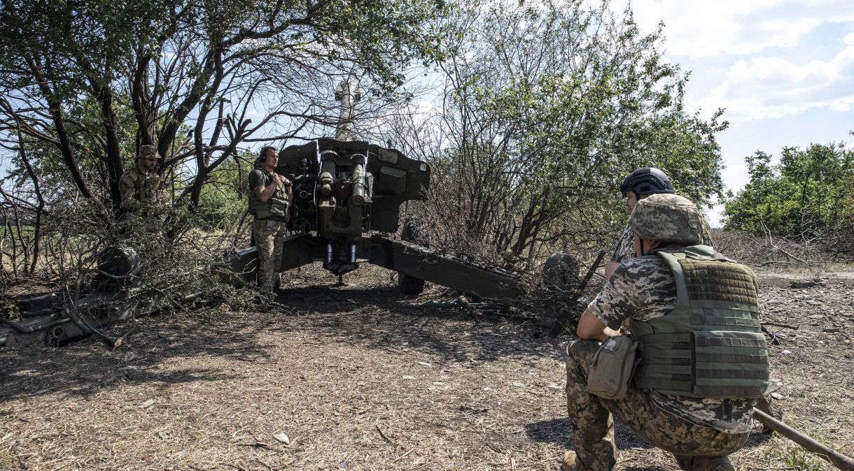 Artilharia ucraniana no centro de montagem militar verifica as armas e equipamentos especiais para prepará-los antes de irem para suas funções na linha de frente em Kherson, Ucrânia, em 15 de julho de 2022