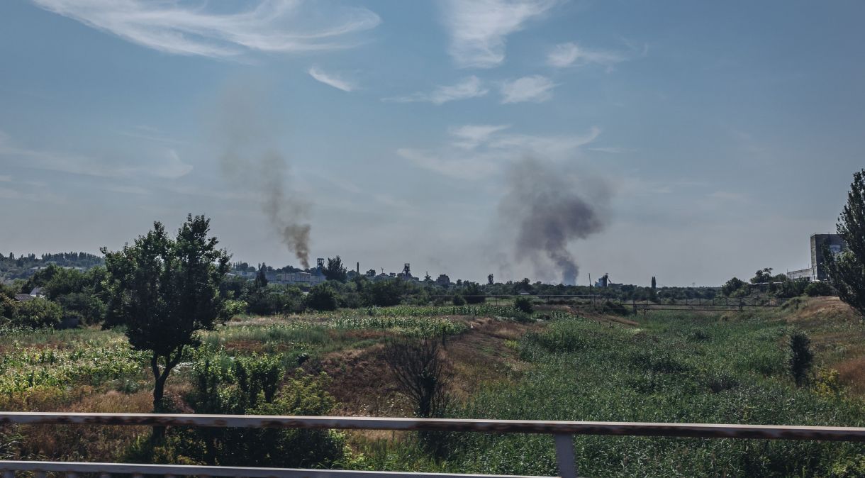 Duas nuvens de fumaça em Soledar, no oblast de Donetsk, Ucrânia, em 25 de julho de 2022.