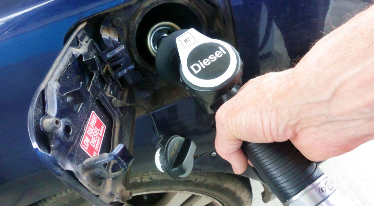 Em outubro, o diesel recebe o aumento de R$ 0,02, indo para R$ 0,13 por litro. Até janeiro de 2024, a alíquota vai incidir em R$ 0,35 por litro