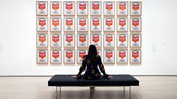 Artista fez painel com 32 pinturas de latadas de sopa da empresa, que levou a uma relação de amor e ódio entre ambos