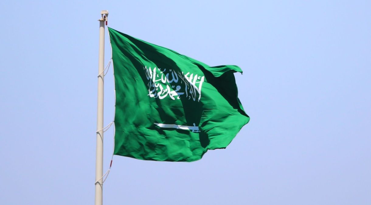 Bandeira da Arábia Saudita hasteada em Jeddah