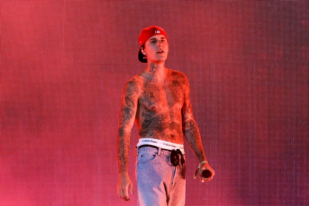 Justin Bieber em apresentação com Daniel Caesar no palco do Coachella Stage durante o Coachella Valley Music and Arts Festival 2022. / Getty Images for Coachella