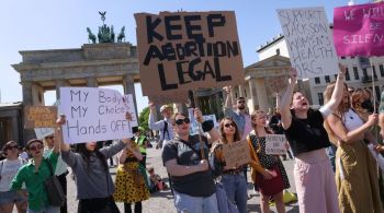 Texto ainda será avaliado pelo Conselho do bloco; políticos condenaram decisão da Suprema Corte dos EUA contra a interrupção legal da gravidez no país