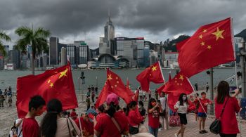 Presidente chinês fez pronunciamento dizendo que "verdadeira democracia" começou na ilha há 25 anos, quando China tomou controle