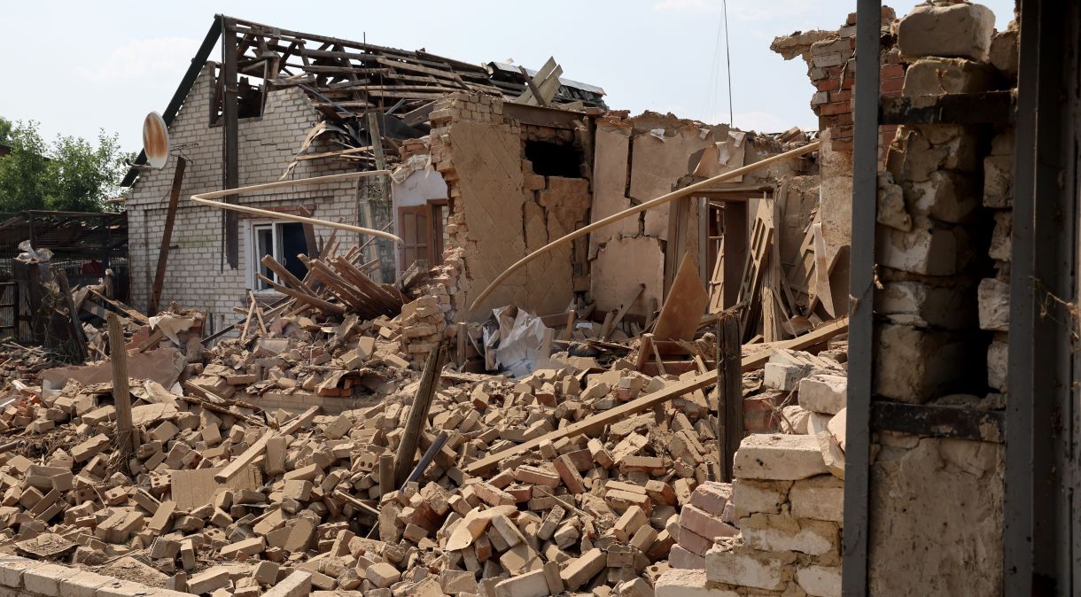 Casa é deixada em ruínas após ser atingida por um míssil, em 3 de julho, em Sloviansk, na Ucrânia