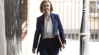 Liz Truss e Rehman Chishti revelaram neste domingo (10) a intenção de participar do pleito