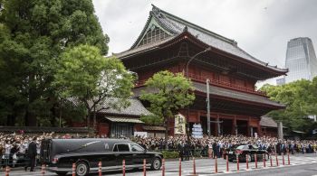 Funeral foi realizado no Templo Zojoji, em cerimônia limitada a familiares e amigos próximos; japoneses em luto foram às ruas acompanhar cerimônia