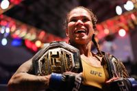 Amanda Nunes supera Julianna Peña e retoma cinturão no UFC