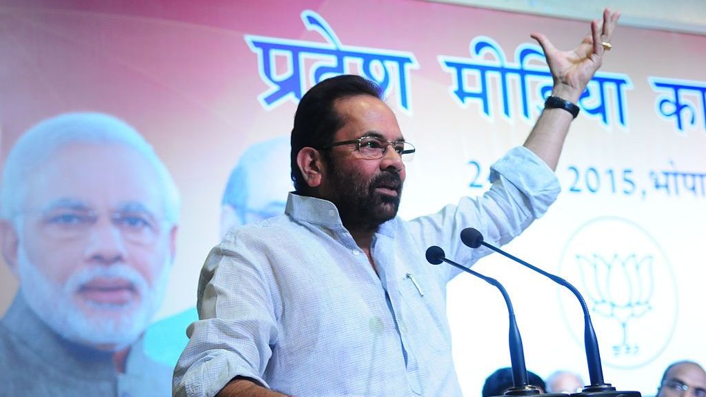 Ministro de Estado para assuntos de minorias, Mukhtar Abbas Naqvi em sede do BJP, em 24 de maio de 2015 em Bhopal, Índia