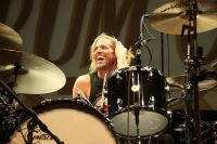 Filho de Taylor Hawkins homenageia pai tocando Foo Fighters na bateria; assista