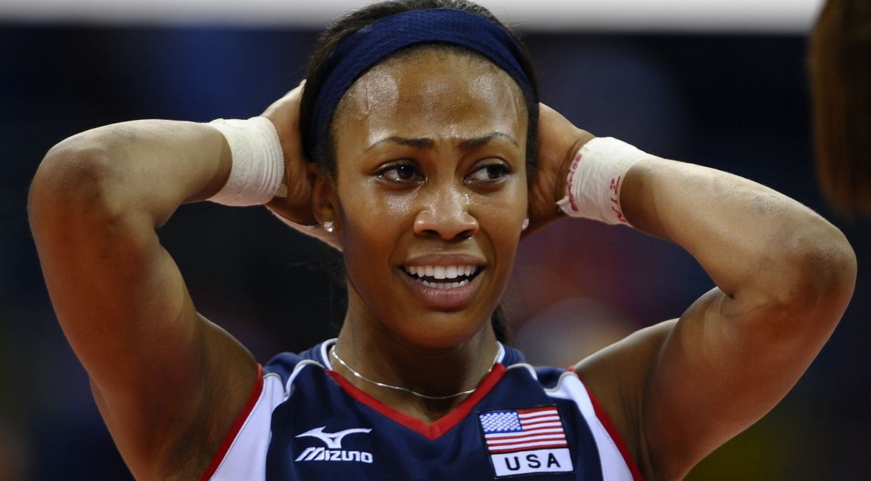 Kimberly Glass dos EUA reage após vencer sua partida semifinal contra Cuba no vôlei feminino durante os Jogos Olímpicos de Pequim 2008