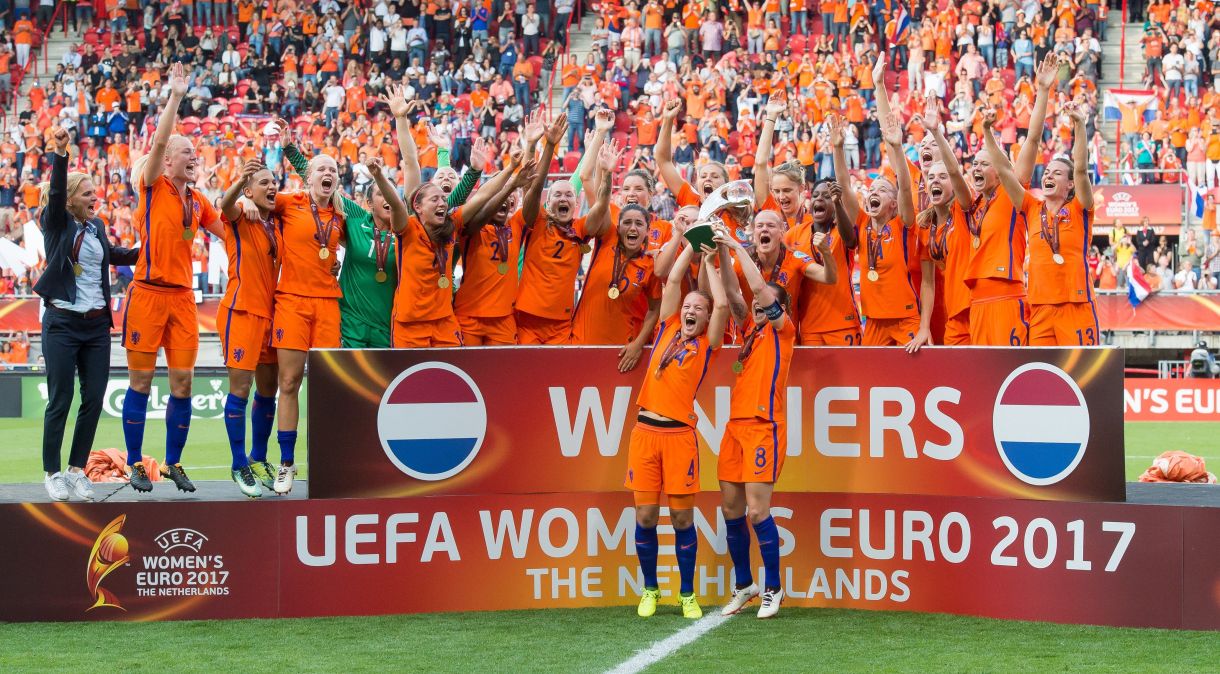 Jogadoras da Holanda levantam o troféu enquanto comemoram depois de vencer a final do UEFA Women's Euro 2017