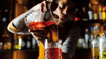 Desde 2021, pelo menos nove estados apresentaram projetos de lei para reduzir a idade mínima para servir álcool, de acordo com um relatório