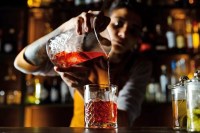 Mais estados americanos querem permitir que adolescentes trabalhem servindo álcool em bares