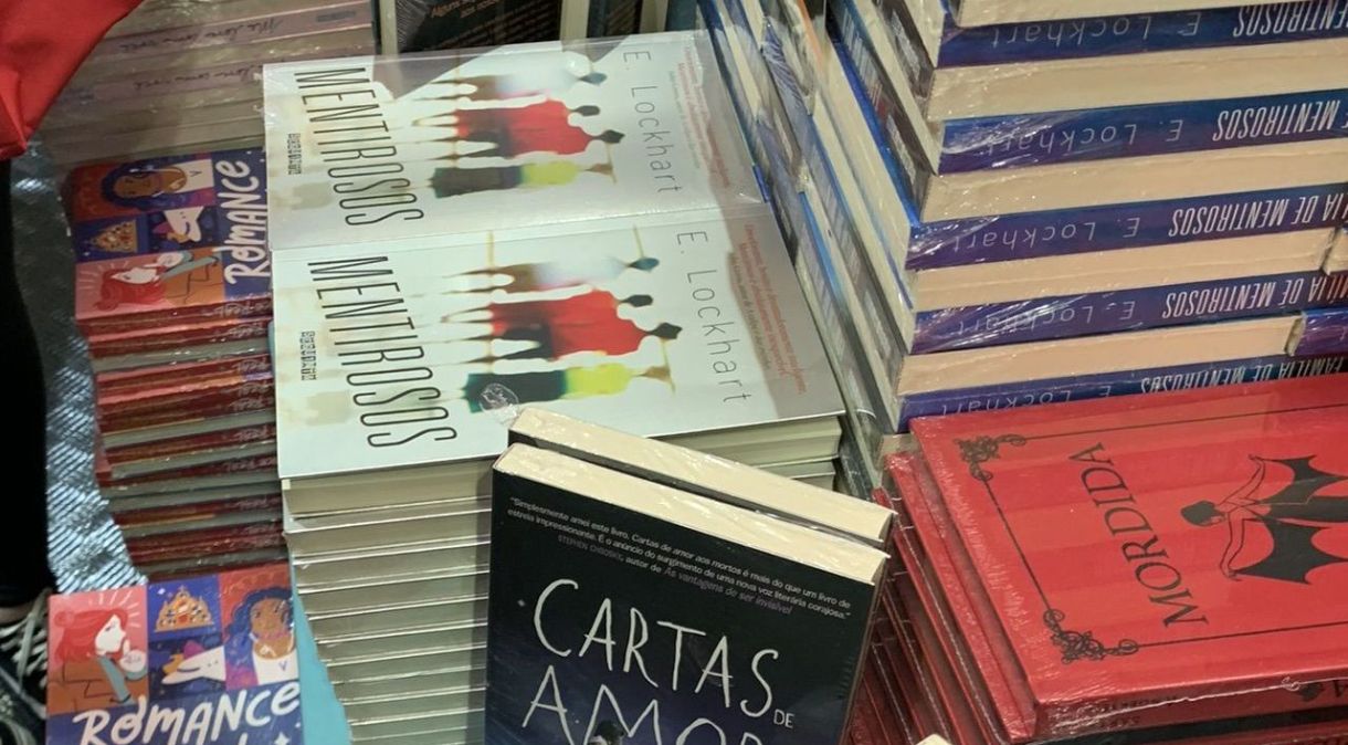 Livros populares entre adolescentes ganham lugar privilegiado nos estandes da Bienal do Livro em São Paulo