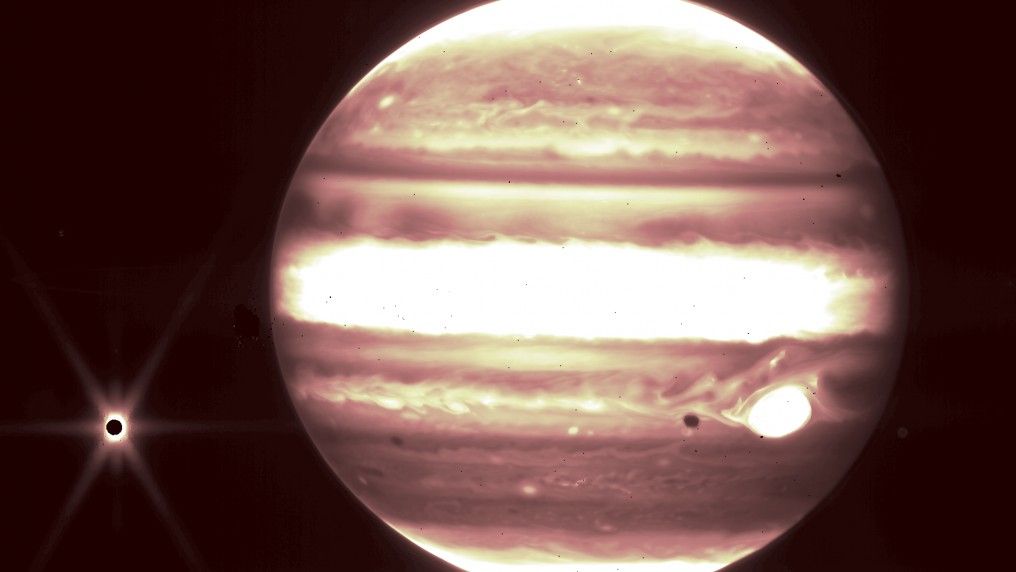 Imagem de Júpiter capturada pelo telescópio James Webb, com Europa à esquerda