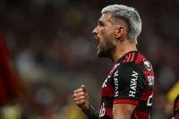 Flamengo vence com gols de Arrascaeta e elimina Atlético-MG na Copa do Brasil