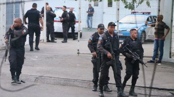 De acordo com a Polícia Militar, criminosos armados atacaram uma base de patrulhamento dentro da comunidade; a ação se torna a quarta mais letal da história do Rio de Janeiro