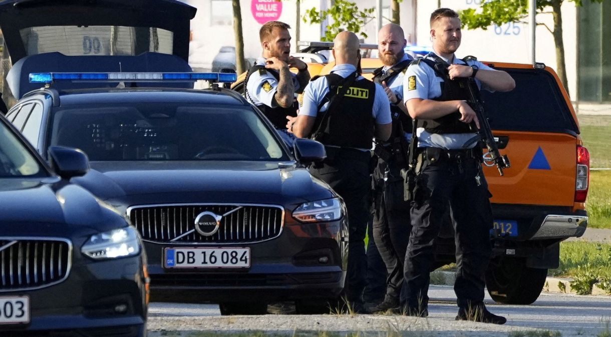 Veículos da polícia se reúnem do lado de fora do shopping Fields, depois que a polícia dinamarquesa disse ter recebido relatos de um tiroteio no local, em Copenhague