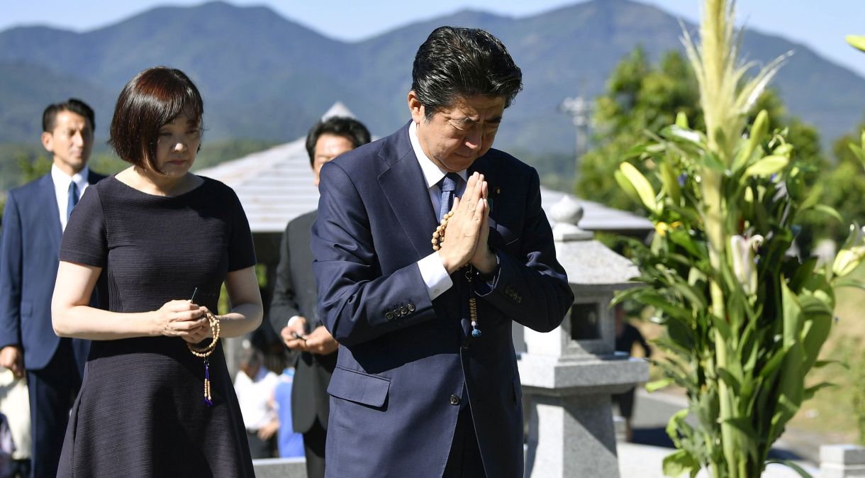 Shinzo Abe visita o túmulo do pai, o ex-ministro das Relações Exteriores Shintaro Abe, em Nagato