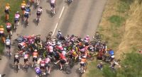 Acidente no Tour de France feminino deixa ciclistas feridas