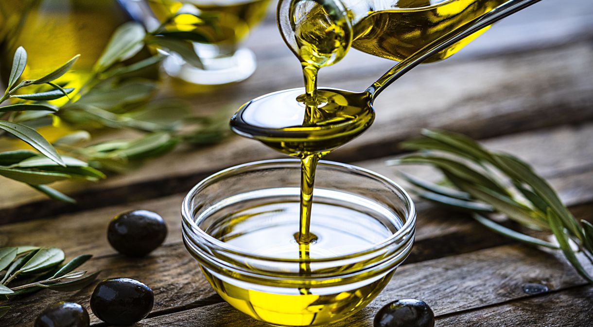 O azeite de oliva traz benefícios para a saúde, mas sua qualidade pode depender da forma como é produzido