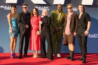 Brad Pitt usa saia em tapete vermelho e causa comoção na internet