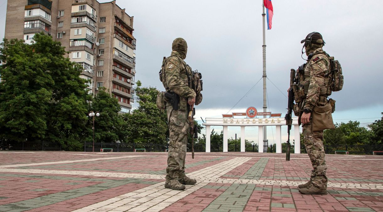 Militares russos vigiam a praça principal de Melitopol, região de Zaporizhia, Ucrânia