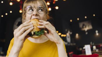 Médica que criou projeto para ensinar sobre alimentação saudável sem dietas dá dicas de como comer sem culpa