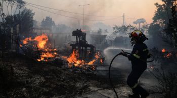 Moradores de países como Grécia, Itália, França e Reino Unido enfrentam incêndios que chegam a áreas residenciais em meio à onda de calor que atinge o continente