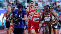 Cinegrafista acidentalmente se torna obstáculo em corrida no Mundial de Atletismo