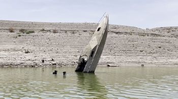 Maior reservatório do país recuou para níveis sem precedentes, expondo três corpos e barcos afundados 