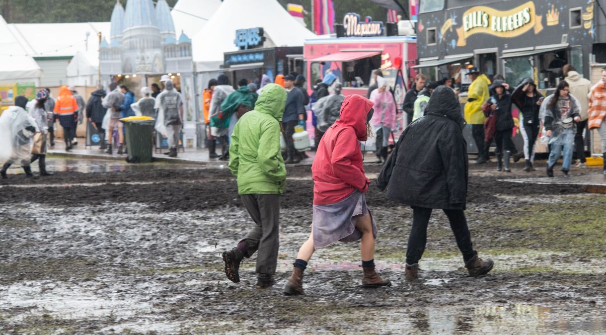 Público do festival Splendour in the Grass sofreu com lama e chuva durante a sexta-feira (22)