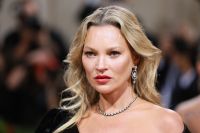 Em rara entrevista, Kate Moss fala sobre Depp e lado “doloroso” de ser modelo