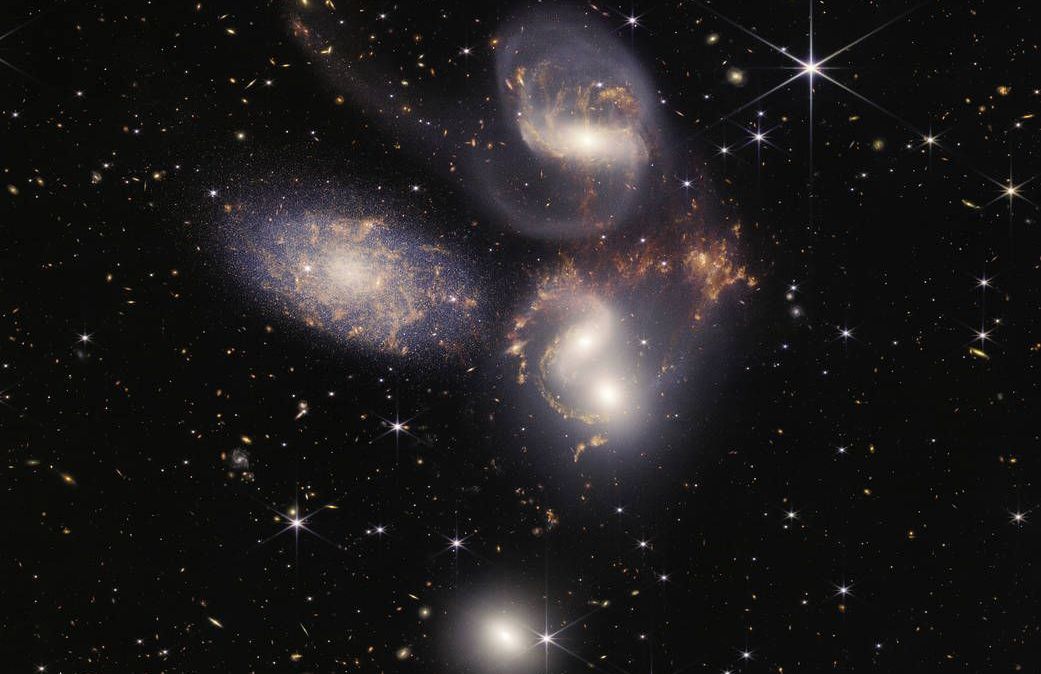 Quinteto de Stephan é um agrupamento visual de cinco galáxias