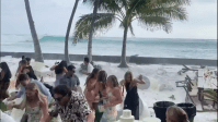 Ondas “gigantes” invadem casamento no Havaí; veja imagens