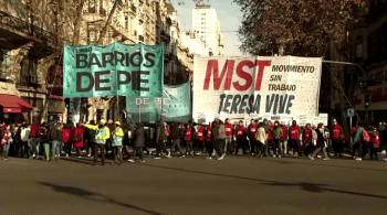 Desempregados e trabalhadores informais se concentraram em Buenos Aires para manifestar contra agravamento da crise social e exigir aumento de auxílios governamentais para enfrentar constantes aumentos de preço