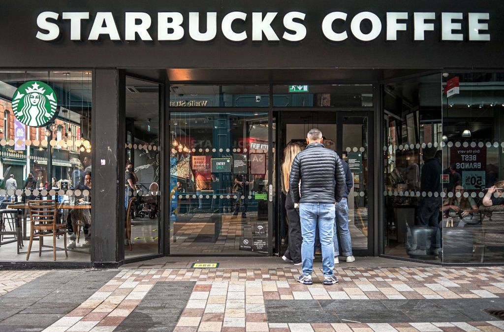 Fila para entrar no Starbucks em Castle Lane, Reino Unido, setembro de 2020