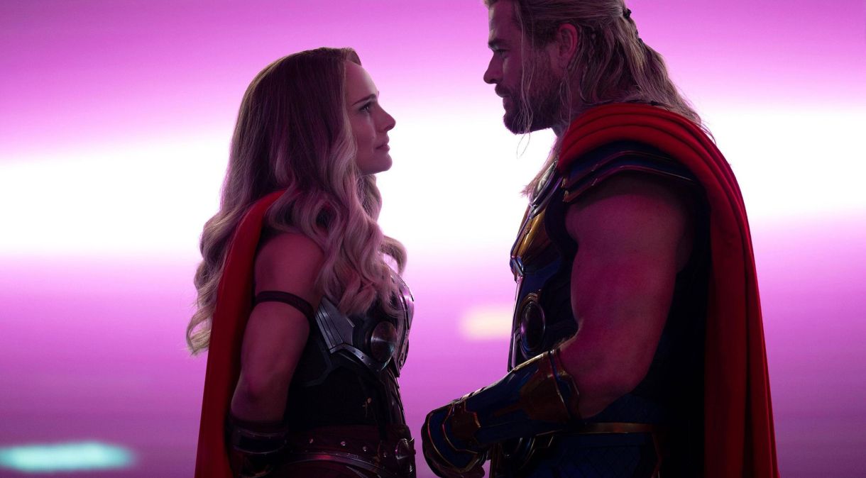 Natalie Portman e Chris Hemsworth em "Thor: Amor e Trovão"