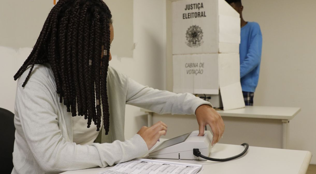 Cabina de votação com a urna modelo UE2020