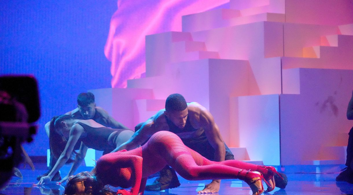 Anitta se apresenta no palco do MTV Video Music Awards (VMA) de 2022. Cantora brasileira performou o hit "Envolver" e dançou um medley de funks.