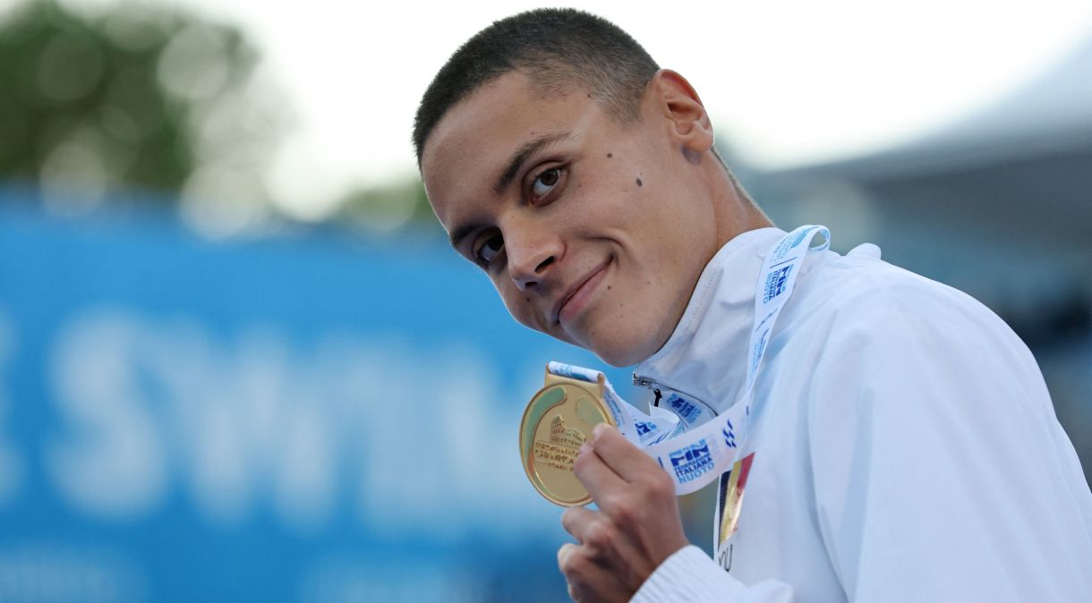 David Popovici celebra medalha de ouro após ganhar nos 100 metros livres do Campeonato Europeu de Esportes Aquáticos 13/08/2022REUTERS/Antonio Bronic