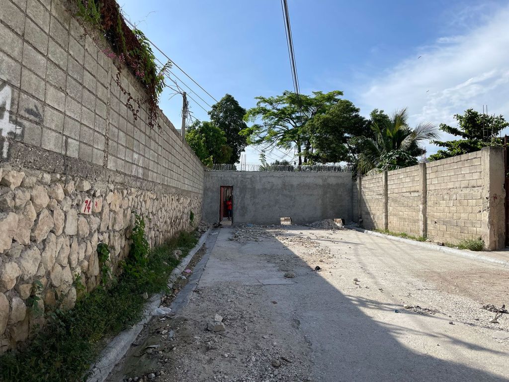 As pessoas neste bairro construíram um muro em uma via pública no mês passado para impedir a entrada de gangues que estavam sequestrando moradores por resgates